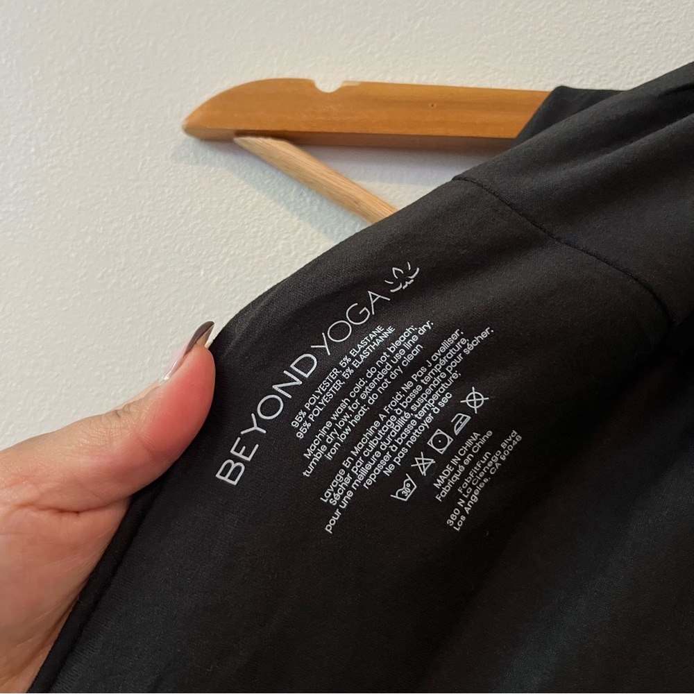 NWT Beyond Yoga Pocket Infinity Scarf Black - Picture 8 of 8